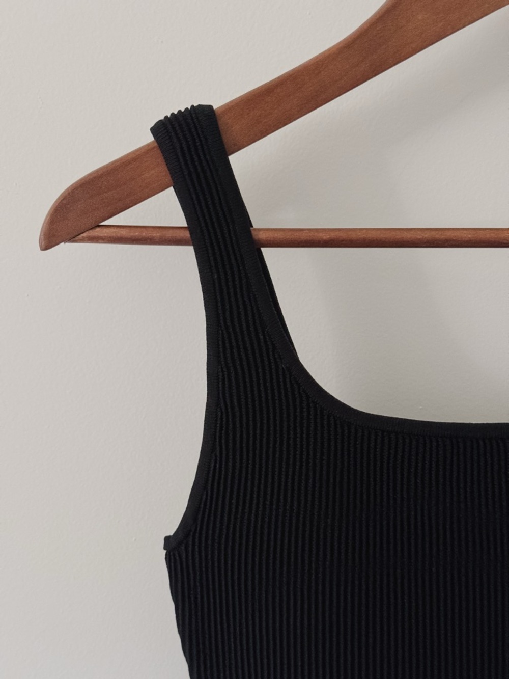 Aritzia Babaton Sculpt Knit Ribbed Tank — Black — Small - Picture 3 of 7